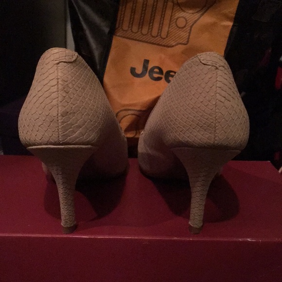 Worn twice kitten heel - Picture 3 of 5